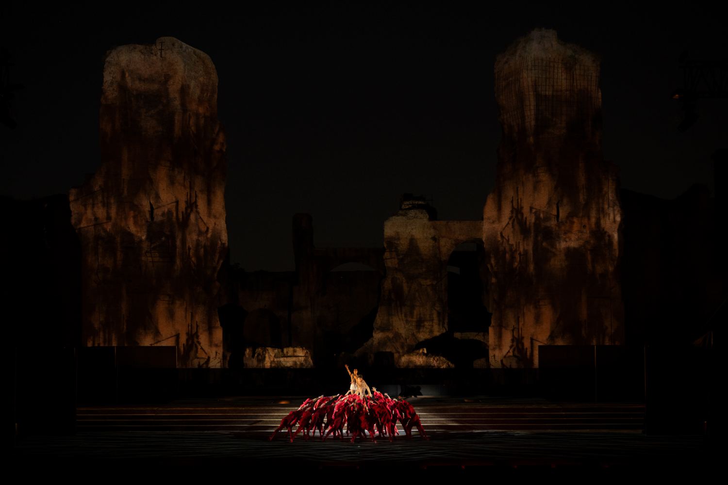 11. Ensemble, “Notre-Dame de Paris” by R.Petit, Ballet of the Teatro dell’Opera di Roma 2022 © F.Sansoni / Teatro dell’Opera di Roma