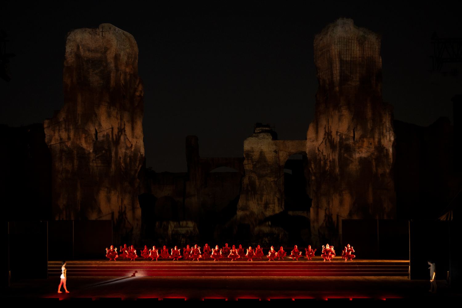 10. Ensemble, “Notre-Dame de Paris” by R.Petit, Ballet of the Teatro dell’Opera di Roma 2022 © F.Sansoni / Teatro dell’Opera di Roma