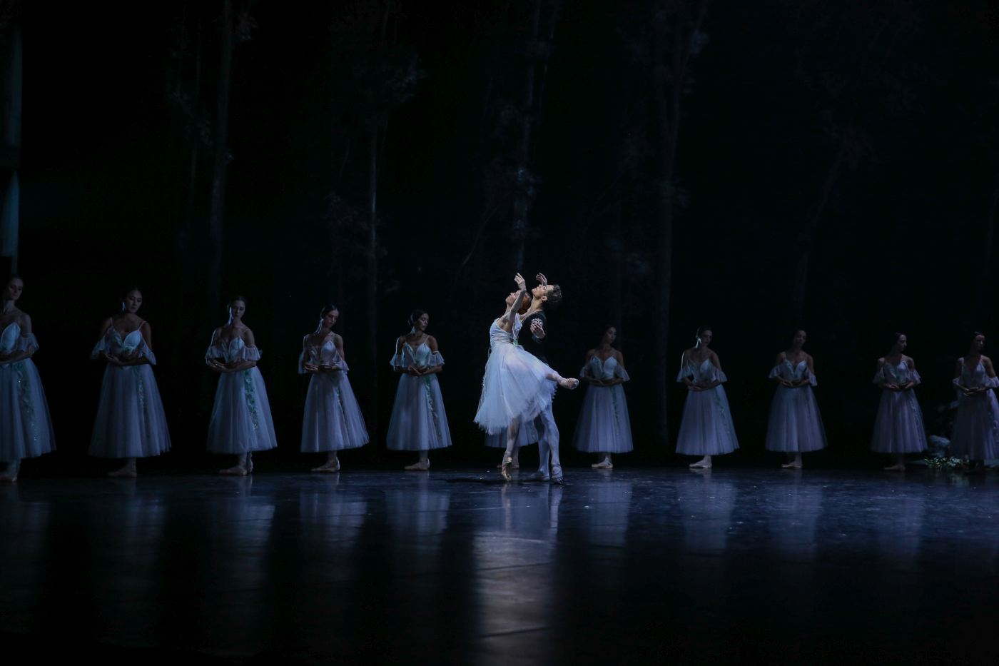 3. K.Ovsyanick (Giselle), D.Motta Soares (Duke Albrecht), and ensemble, “Giselle” by P.Bart after J.Coralli and J.Perrot, State Ballet Berlin 2022 © M.Kulchytska