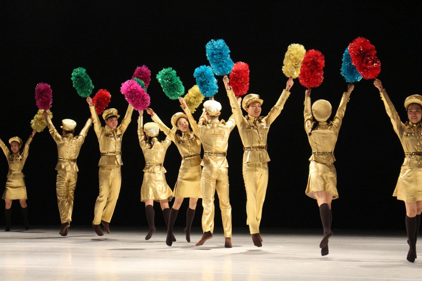 1. Ensemble, “North Korea Dance” by E.-M.Ahn, Eun-Me Ahn Company 2022 © J.-M.Chabot