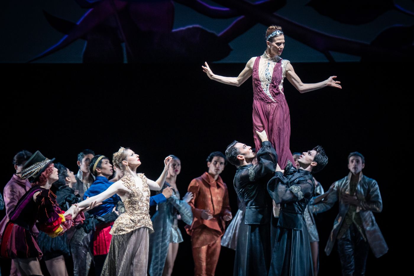 2. J.Carroll (Catalabutte), O.Esina (Queen), C.Schoch (Carabosse), I.Milos and C.Failla (Carabosse’s entourage), and ensemble, “The Sleeping Beauty” by M.Schläpfer and M.Petipa, Vienna State Ballet 2022 © Vienna State Ballet / A.Taylor