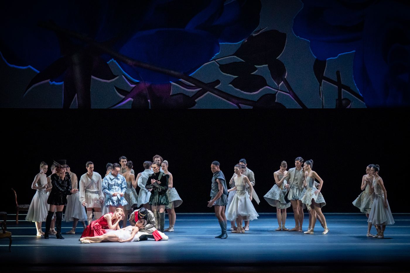 7. O.Esina (Queen), H.-J.Kang (Princess Aurora), M.Kimoto (King), and ensemble, “The Sleeping Beauty” by M.Schläpfer and M.Petipa, Vienna State Ballet 2022 © Vienna State Ballet / A.Taylor