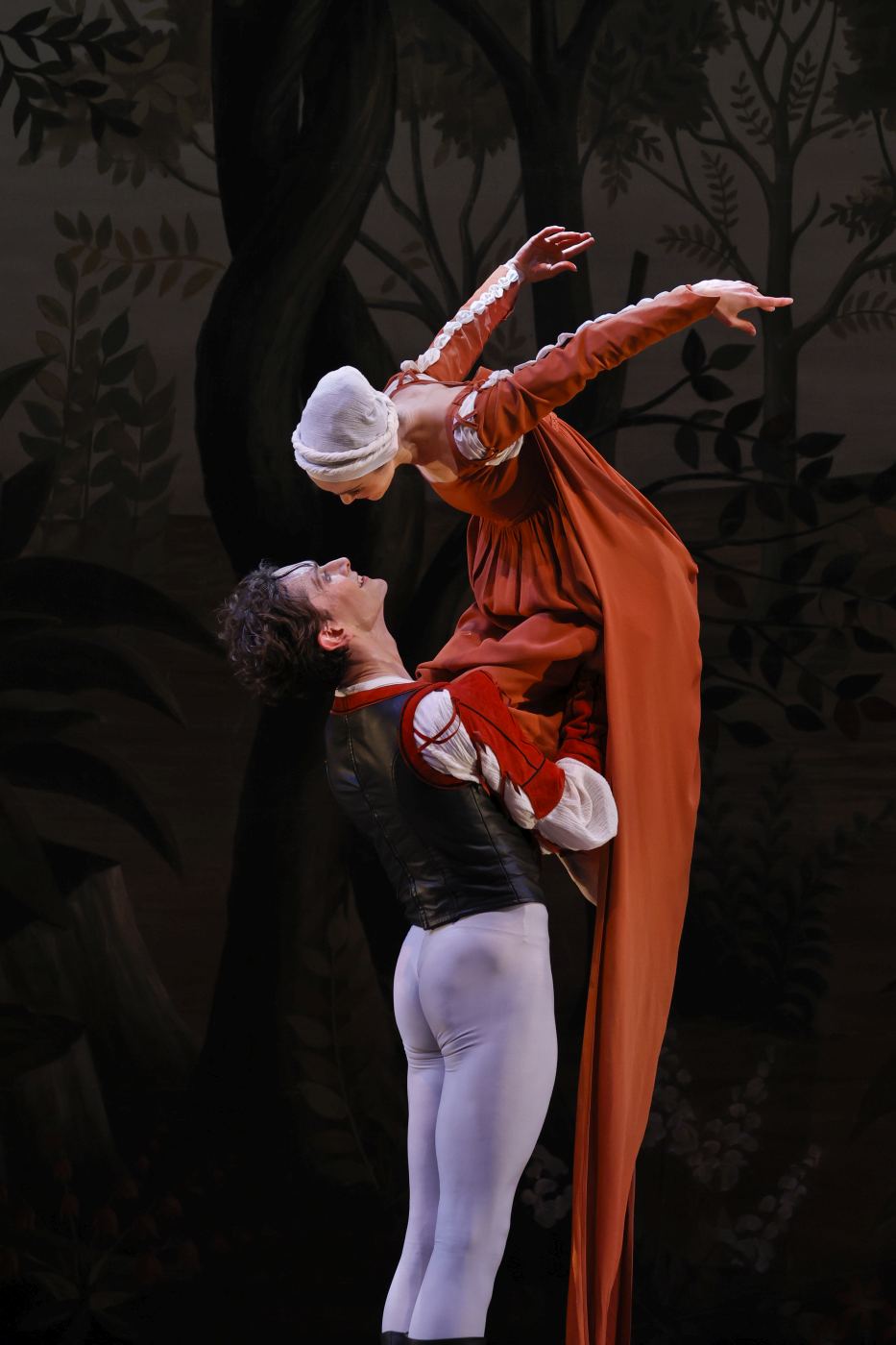8. C.Linnane (Romeo) and S.Spencer (Juliet), “Romeo and Juliet” by J.Cranko, The Australian Ballet 2022 © J.Busby