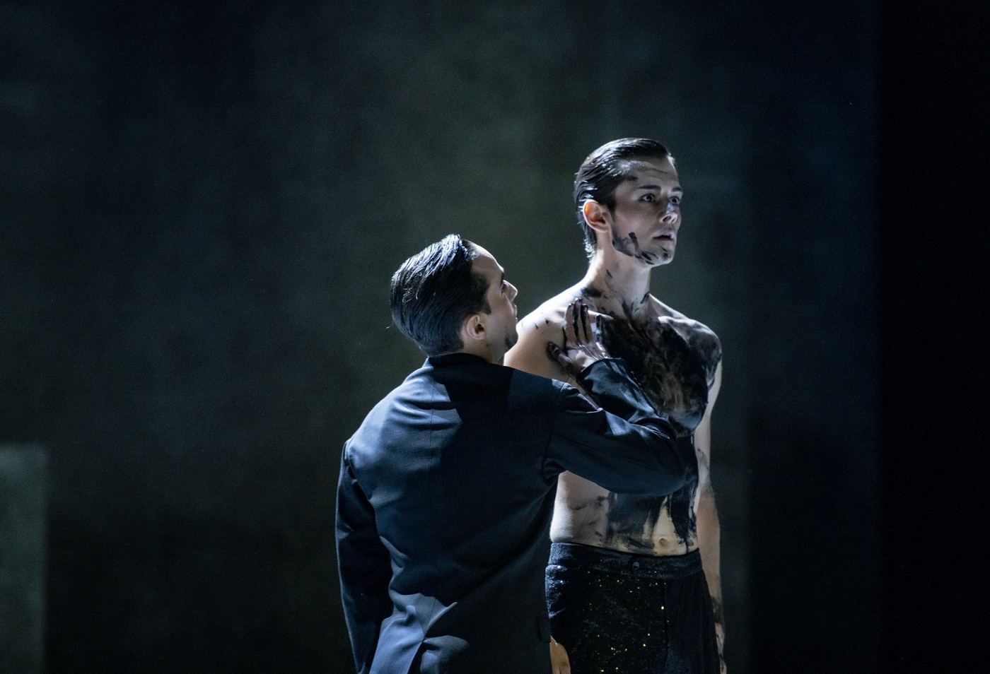 5. J.Ubell (Basil) and N.Zdravkovic (Dorian Gray), “A Wilde Story” by M.Goecke, State Ballet Hanover 2022 © B.Stöß