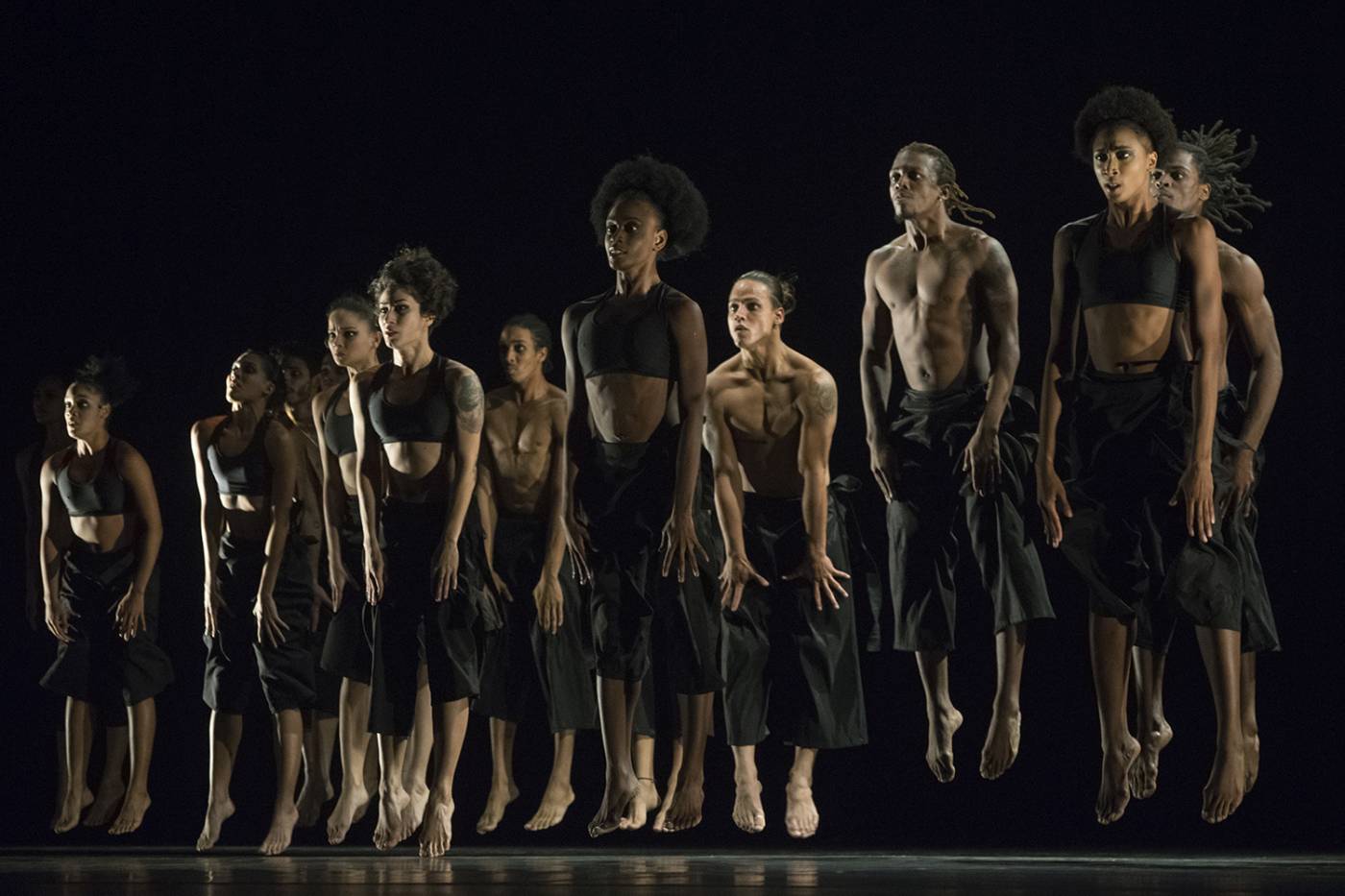 7. Ensemble, “Polvo, palabras, sombras, nada” by G.Céspedes, Danza Contemporánea de Cuba 2022 © Y.Norido
