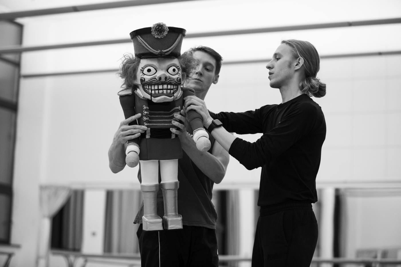 12. J.Cook and artistic director M.Sevagin, rehearsal of “The Nutcracker”, chor.: Y.Possokhov, Stanislavsky Ballet 2022 © K.Zhitkova 