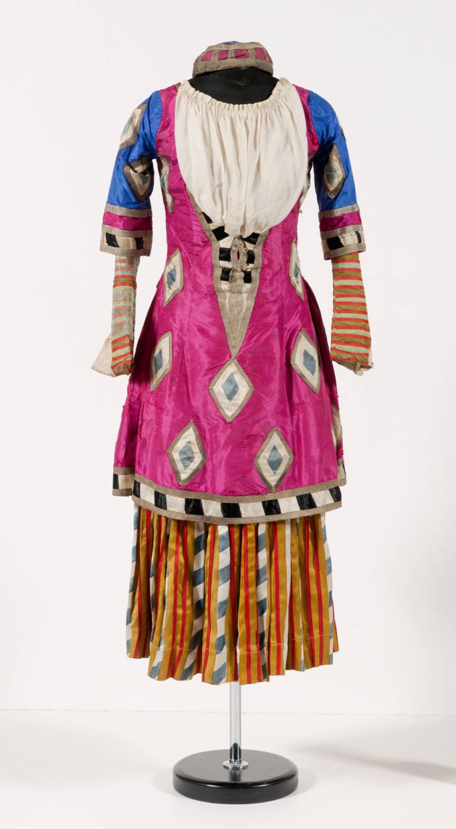 8. L.Bakst (1866 – 1924), design for the costume of the Tsarina’s girlfriend in “Thamar”, chor.: M.Fokine, 1912; satin, cotton fabric, silk ribbon, satin ribbon, lace, metal buttons, metal hooks with loops, weaving, sewing, applique, painting; private Collection of O. and I.Mazur, London © Tretyakov Gallery 
