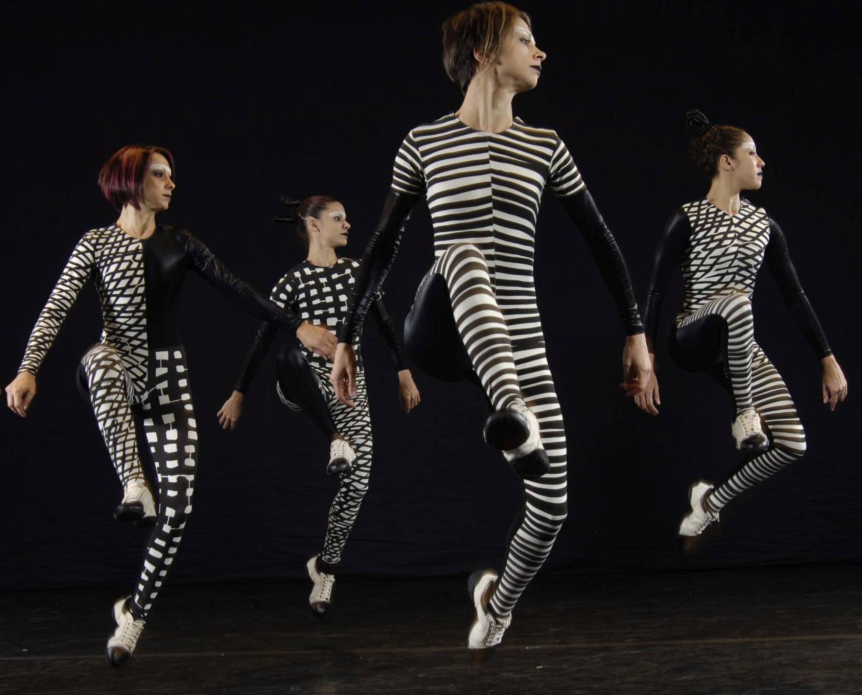 10. Ensemble, “Breu” by R.Pederneiras, Grupo Corpo 2023 © J.Braganca