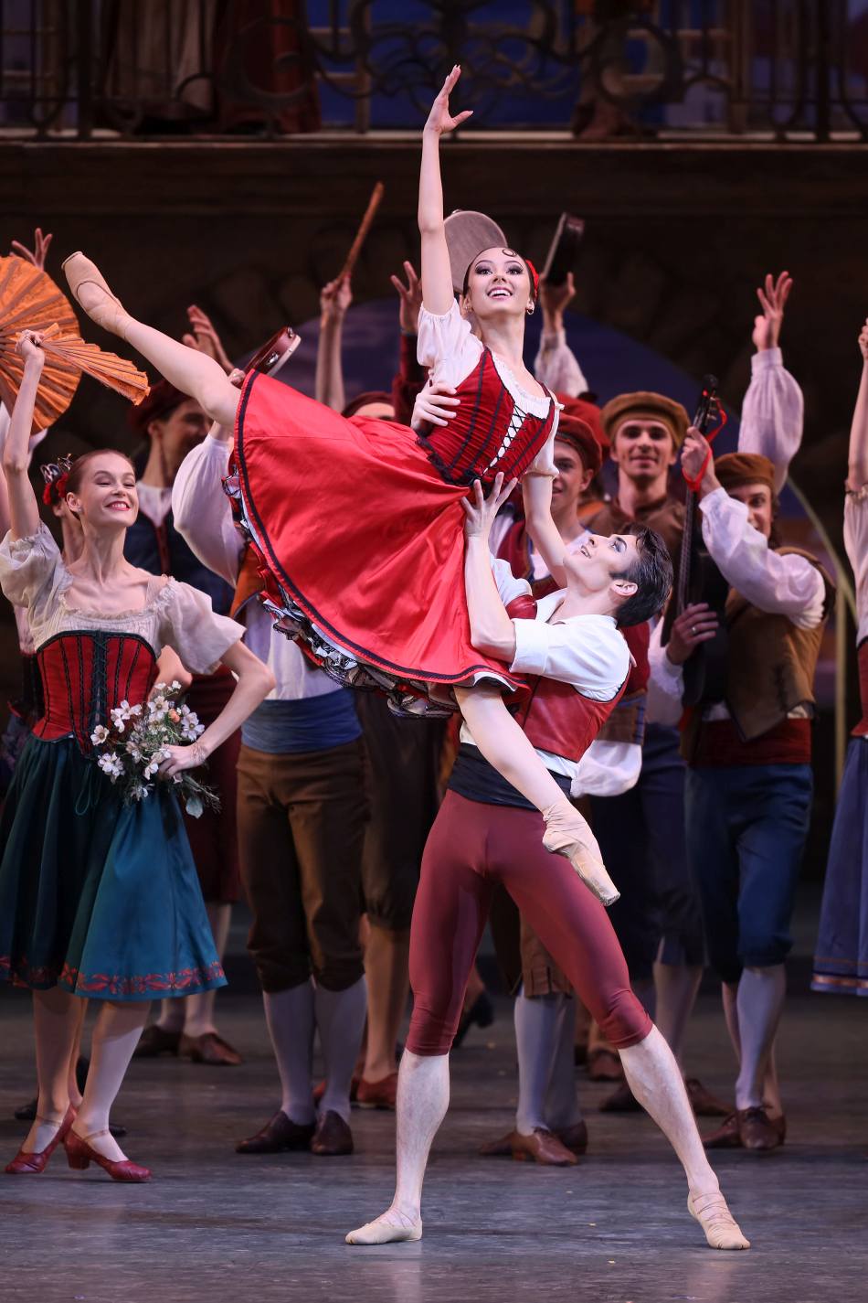 7. E.Kokoreva (Kitri), A.Putintsev (Basilio), and ensemble, “Don Quixote” by A.Fadeechev after M.Petipa, Bolshoi Ballet 2023 © Bolshoi Theatre / D.Yusupov 
