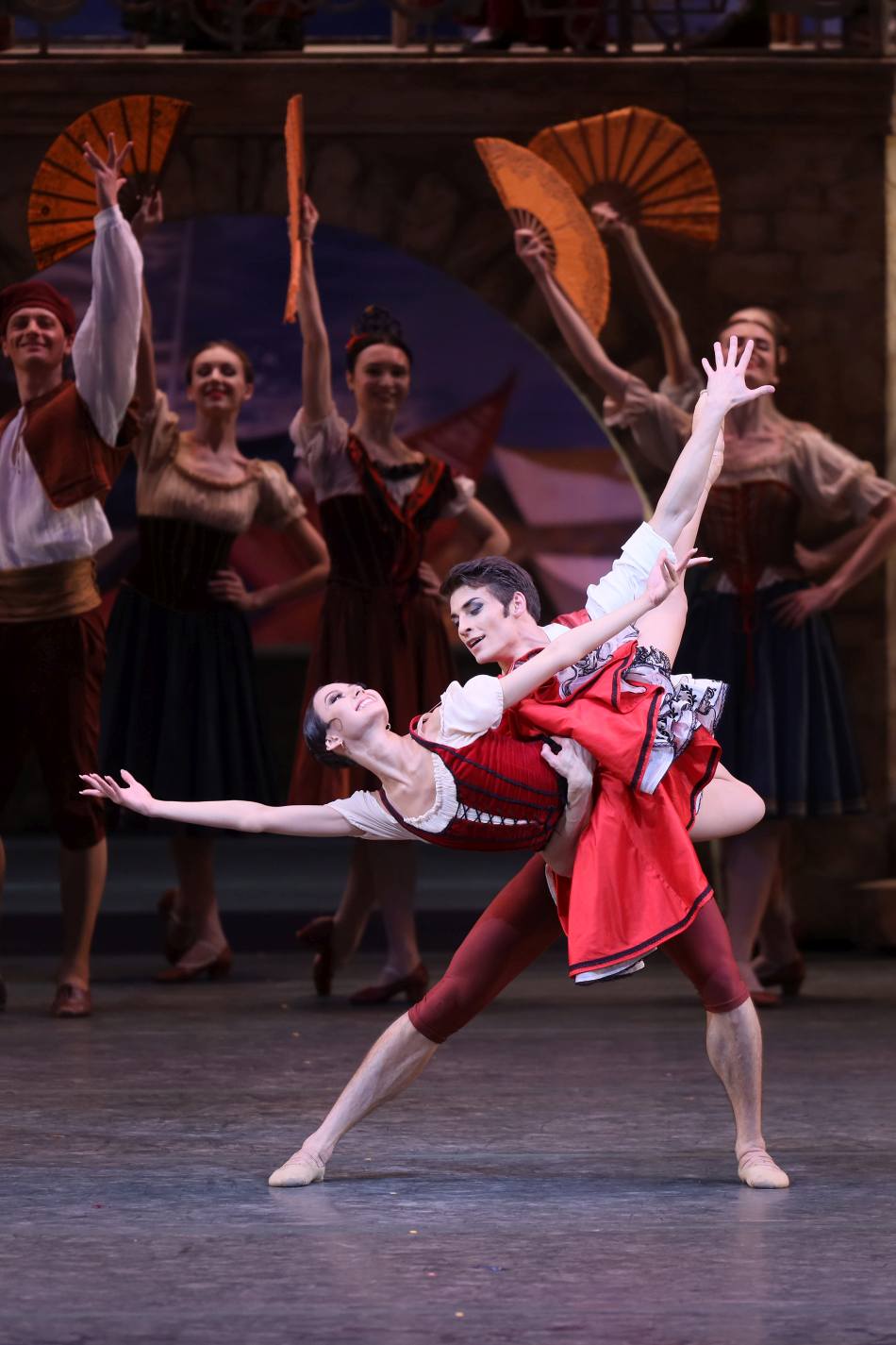 4. E.Kokoreva (Kitri), A.Putintsev (Basilio), and ensemble, “Don Quixote” by A.Fadeechev after M.Petipa, Bolshoi Ballet 2023 © Bolshoi Theatre / D.Yusupov 