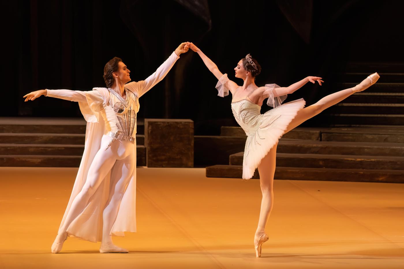 1. D.Rodkin (Jean de Brienne) and A.Kovalyova (Raymonda), “Raymonda” by Y.Grigorovich after M.Petipa and A.Gorsky, Bolshoi Ballet 2023 © Bolshoi Theatre / M.Logvinov 