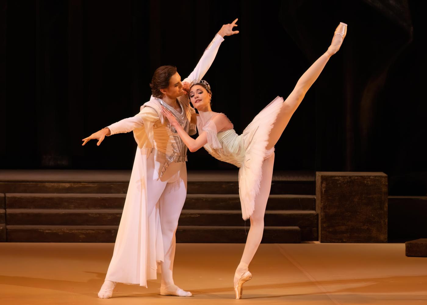 2. D.Rodkin (Jean de Brienne) and A.Kovalyova (Raymonda), “Raymonda” by Y.Grigorovich after M.Petipa and A.Gorsky, Bolshoi Ballet 2023 © Bolshoi Theatre / M.Logvinov 