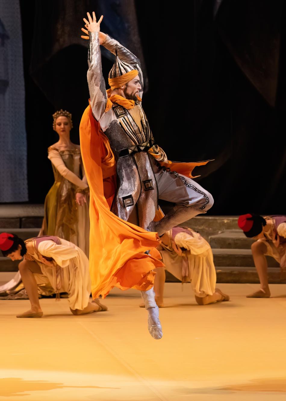 4. N.Kapustin (Abderakhman) and ensemble, “Raymonda” by Y.Grigorovich after M.Petipa and A.Gorsky, Bolshoi Ballet 2023 © Bolshoi Theatre / M.Logvinov 