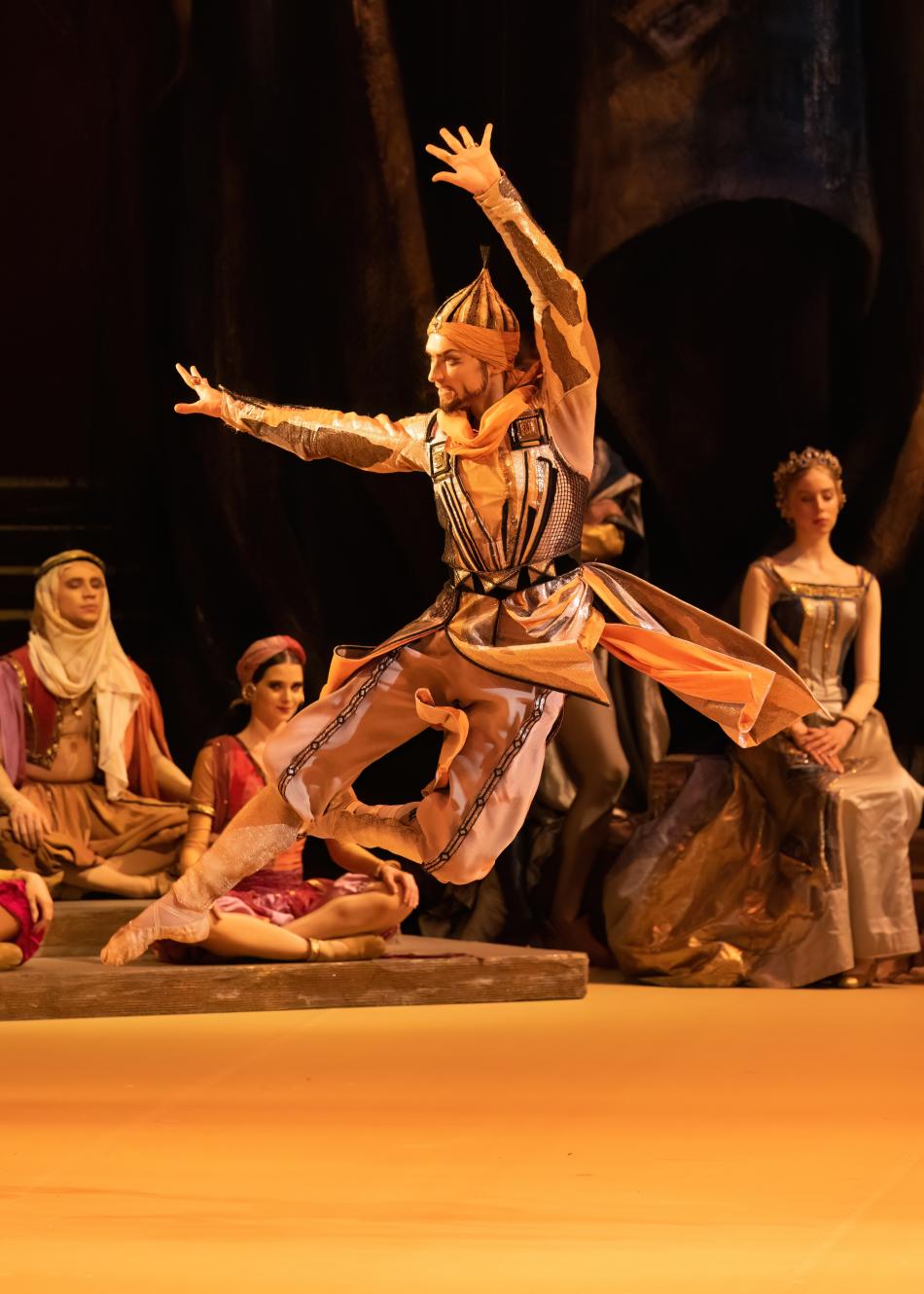 5. N.Kapustin (Abderakhman) and ensemble, “Raymonda” by Y.Grigorovich after M.Petipa and A.Gorsky, Bolshoi Ballet 2023 © Bolshoi Theatre / M.Logvinov 