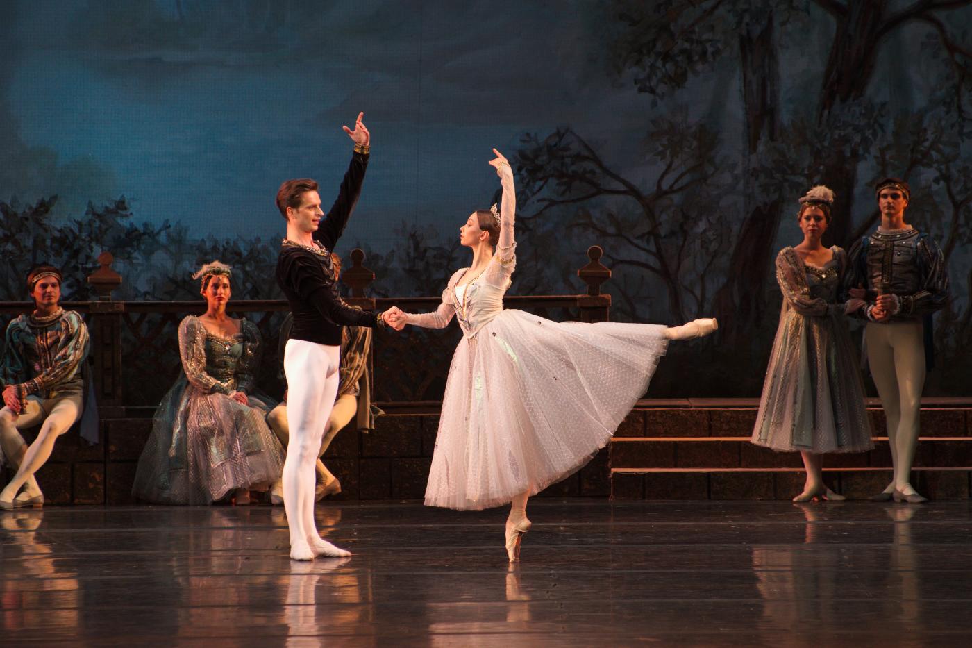 4. I.Mikhalev (Prince Siegfried), E.Solomyanko (Bride-to-be), and ensemble; “Swan Lake” by V.Burmeister and L.Ivanov, Ballet of the Stanislavsky and Nemirovich-Danchenko Moscow Music Theatre 2023 © Stanislavsky and Nemirovich-Danchenko Moscow Music Theatre 