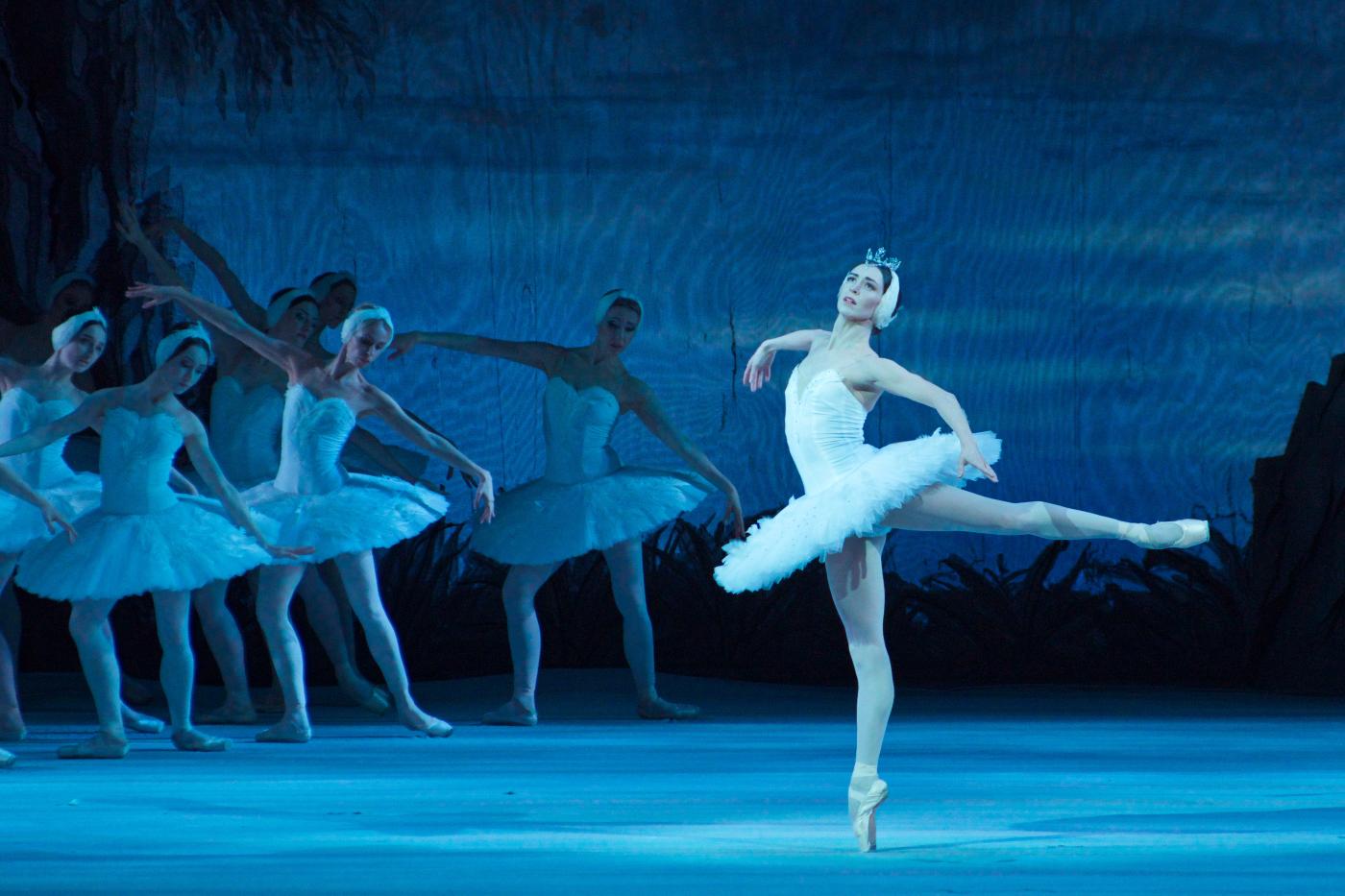 12. K.Ryzhkova (Odette) and ensemble, “Swan Lake” by V.Burmeister and L.Ivanov, Ballet of the Stanislavsky and Nemirovich-Danchenko Moscow Music Theatre 2023 © Stanislavsky and Nemirovich-Danchenko Moscow Music Theatre 