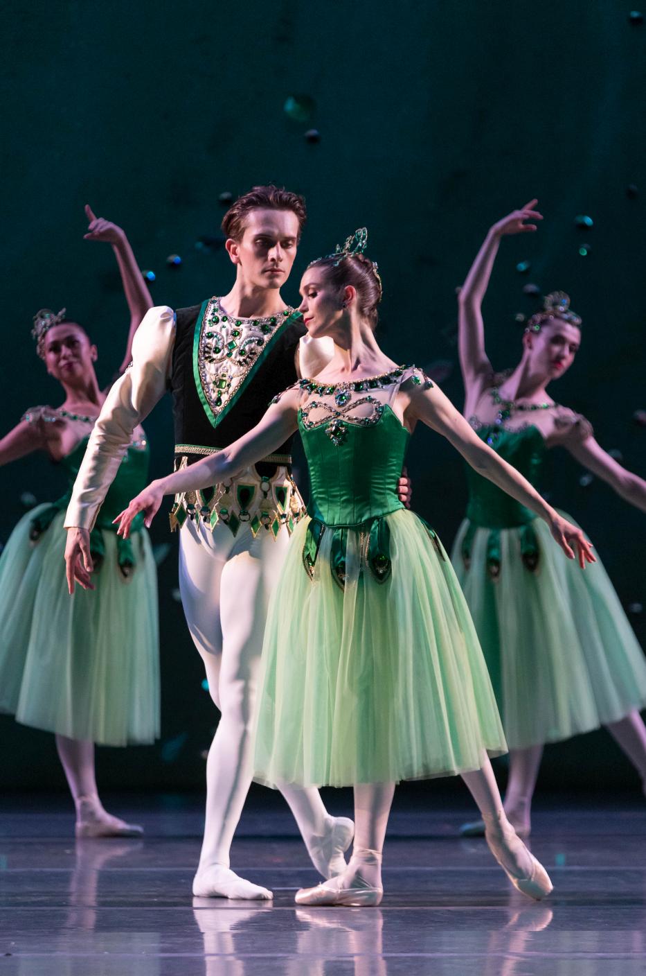 2. C.Linnane, S.Spencer, and ensemble, “Jewels” by G.Balanchine, The Australian Ballet 2023 © R.Lantry 
