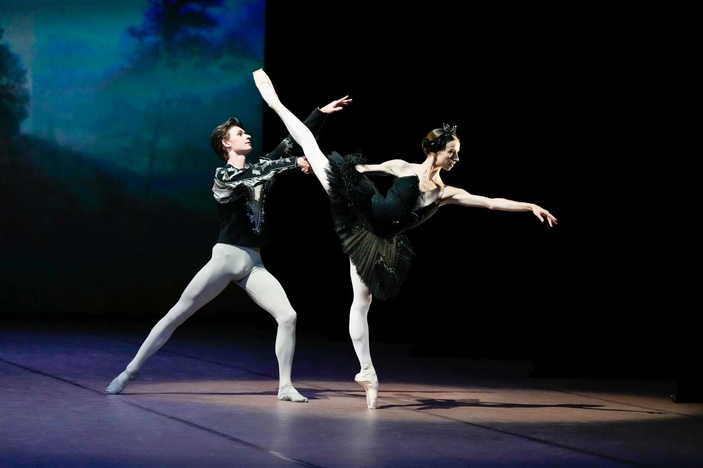 4. M.Millhollin (Prince Siegfried) and A.Willson-Heisel (Odile), “Swan Lake” by M.Petipa, John Cranko School 2023 © R.Novitzky / Stuttgart Ballet
