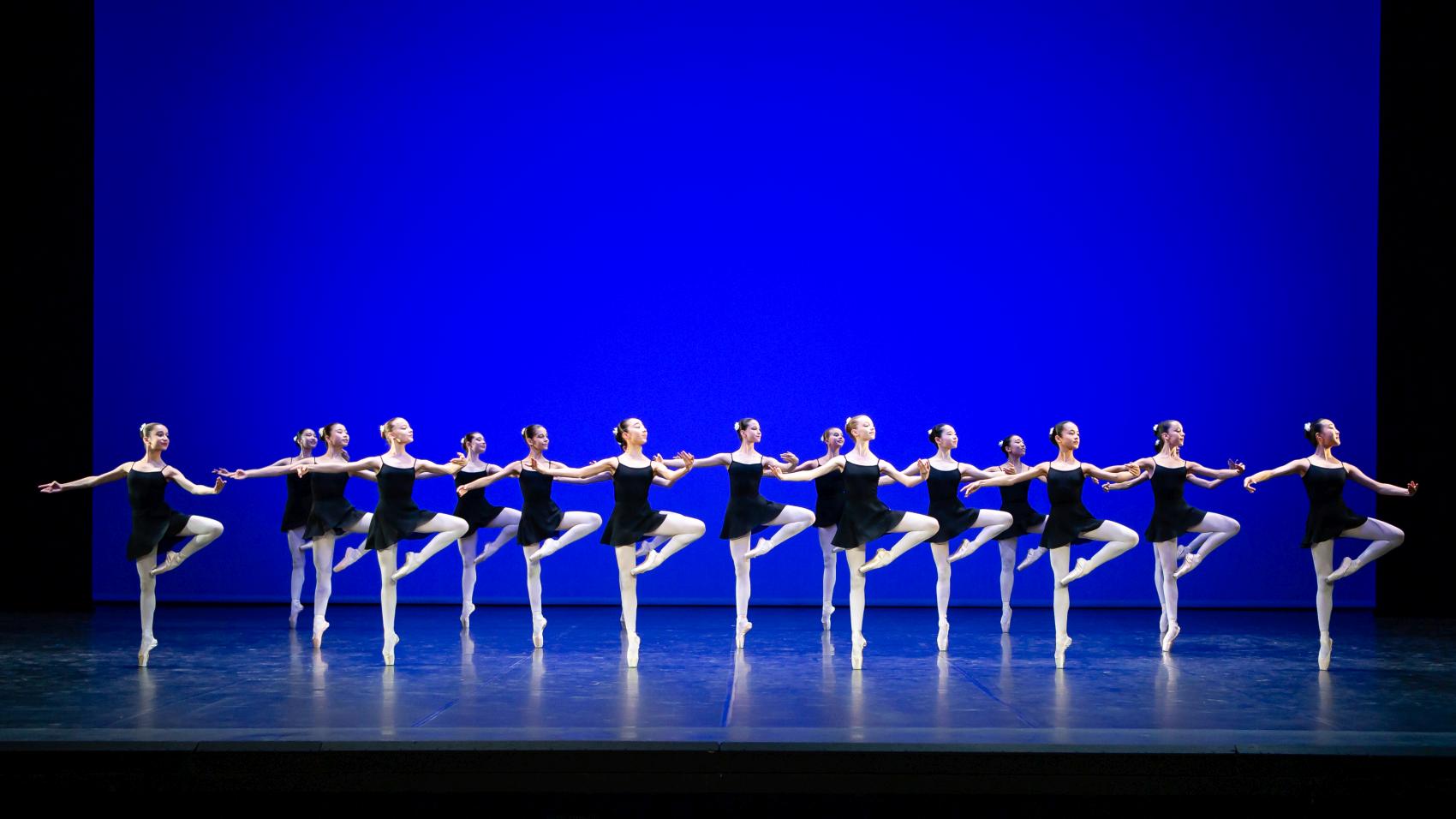 15. Students from the John Cranko School, “Etüden” by T. and B.Matacz, John Cranko School 2023 © R.Novitzky / Stuttgart Ballet 