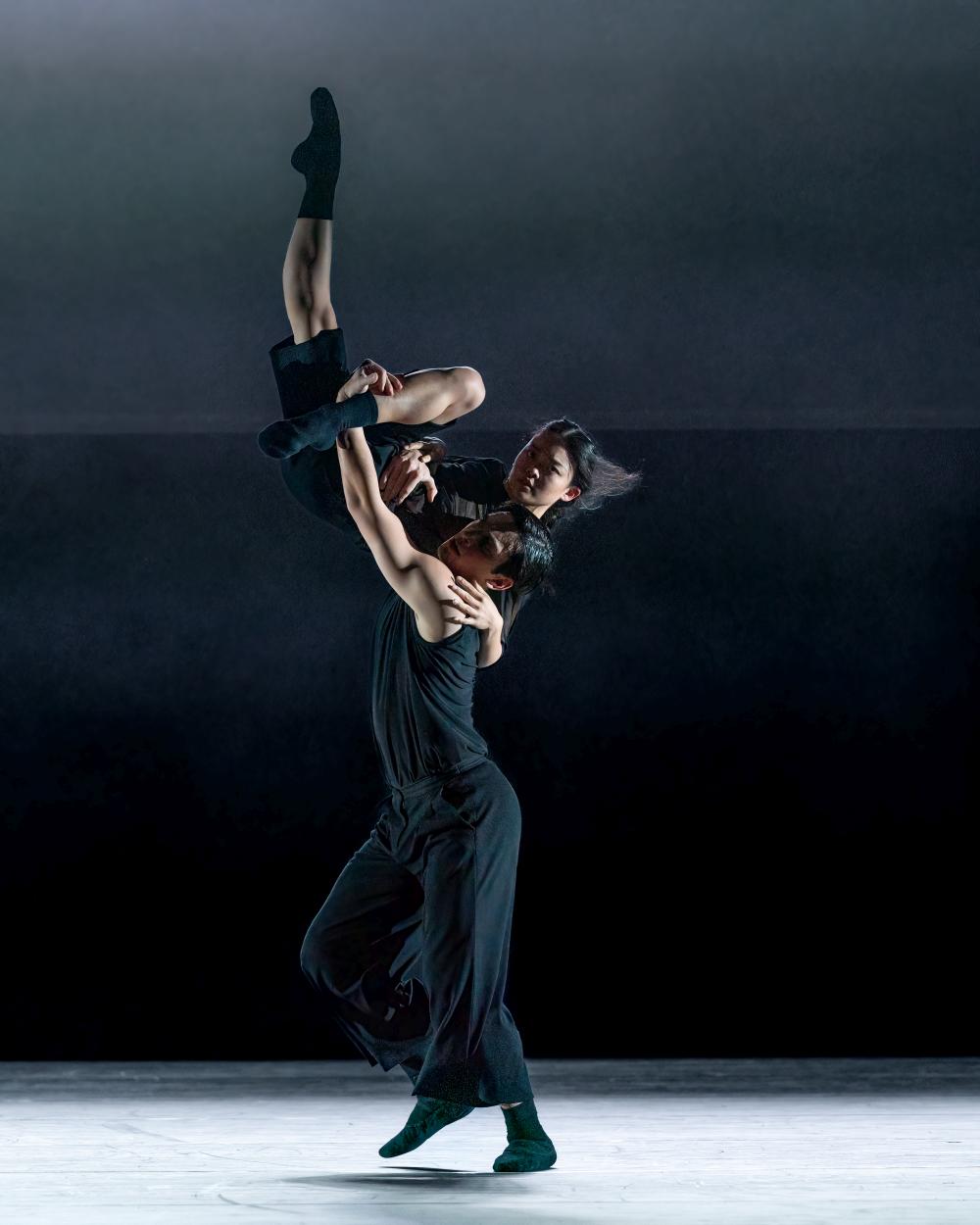 13. G.Potskhishvili and R.Sakamoto, “Full Frontal” by J.Arqués, Dutch National Ballet 2023 © M.Haegeman 