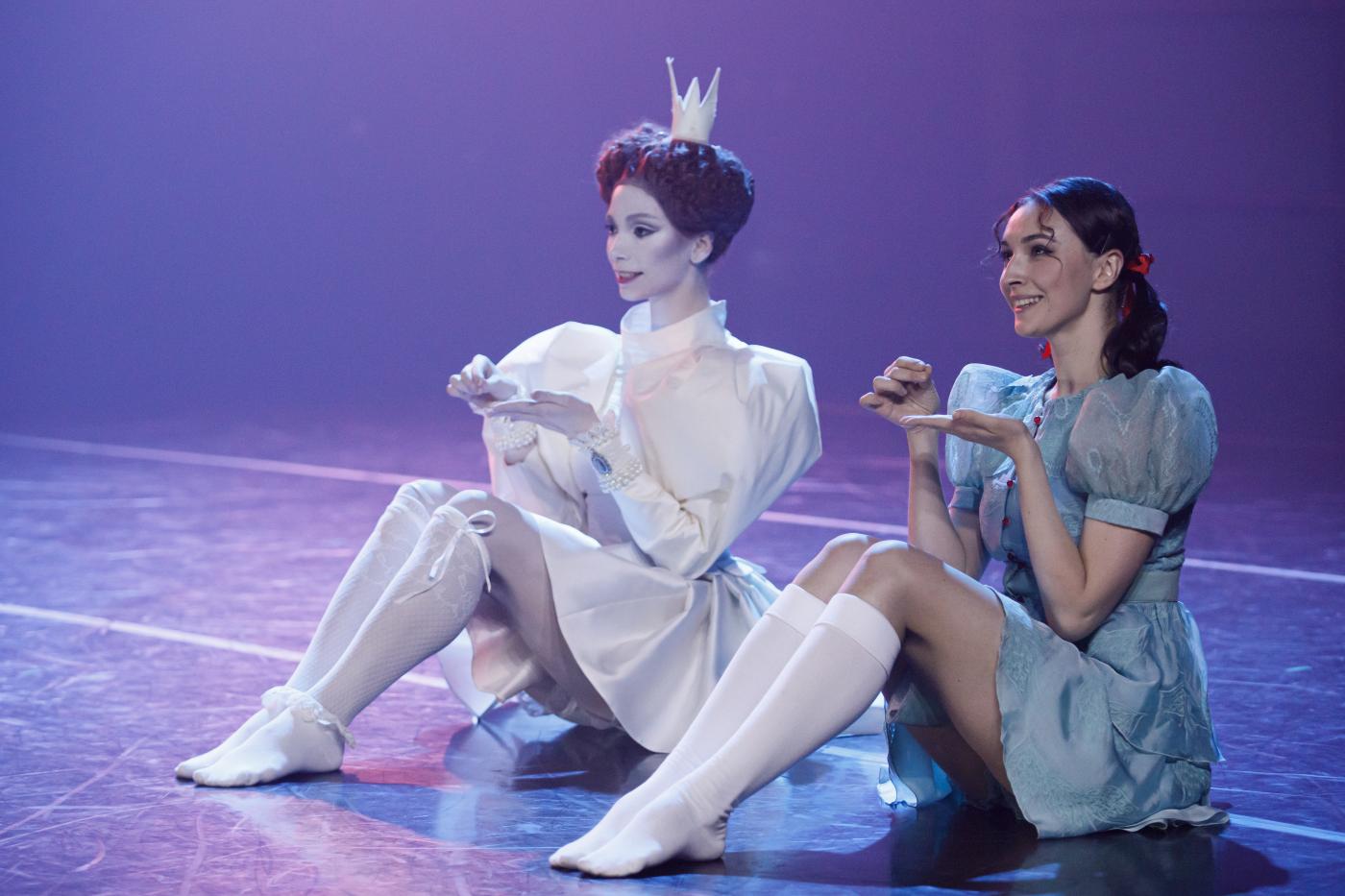 7. E.Solomyanko (White Queen) and N.Sazanova (young Alice), “Through the Looking-Glass” by K.Semenov, Stanislavsky Ballet 2023 © MAMT 