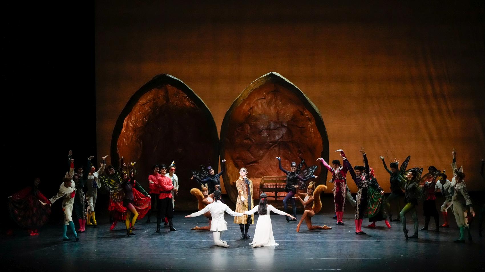 14. A.Su (Clara), A.Soares da Silva (Nutcracker Prince), M.Semenzato (Drosselmeier), and ensemble; “The Nutcracker” by E.Clug, Stuttgart Ballet 2023 © R.Novitzky/Stuttgart Ballet 