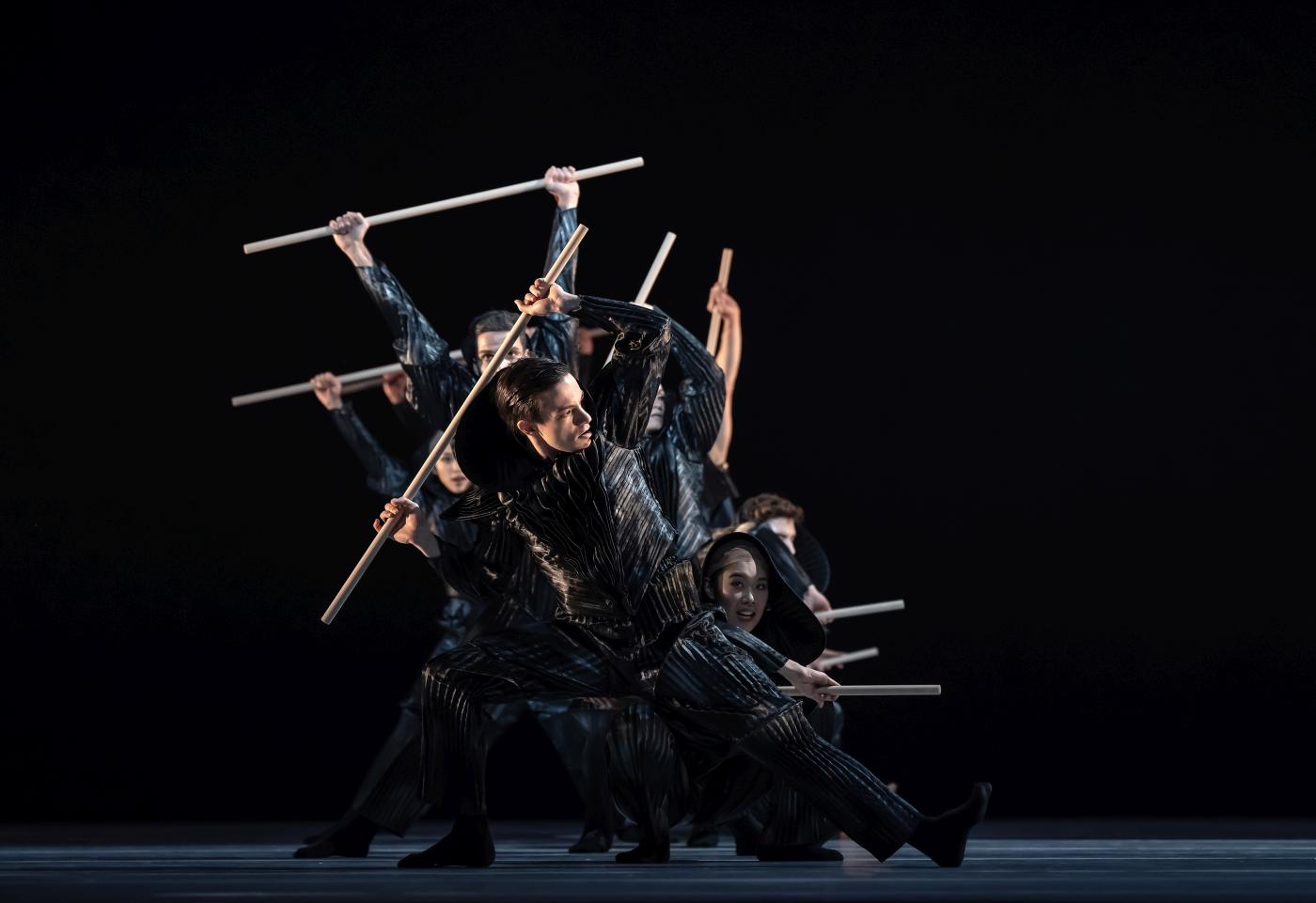 10. A.Azorín and ensemble (Warriors),“A Swan Lake” by J.Inger, Semperoper Ballet 2023 © Semperoper Dresden/N.MacKay 