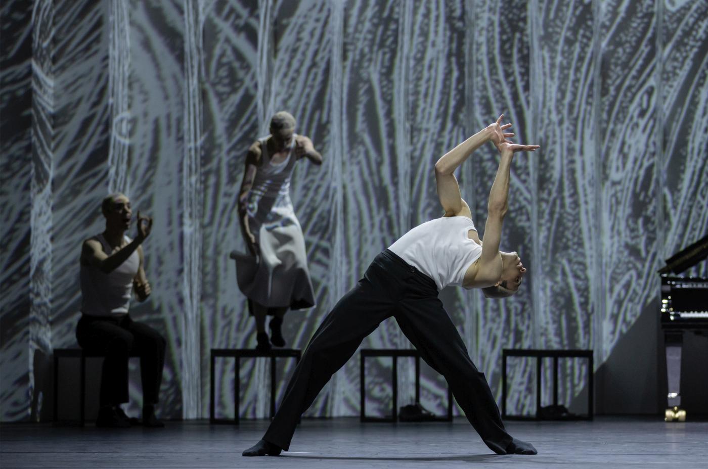 5. J.García Pérez and ensemble, “For Hedy” by M.Tankard, Ballet Zurich 2024 © G.Batardon