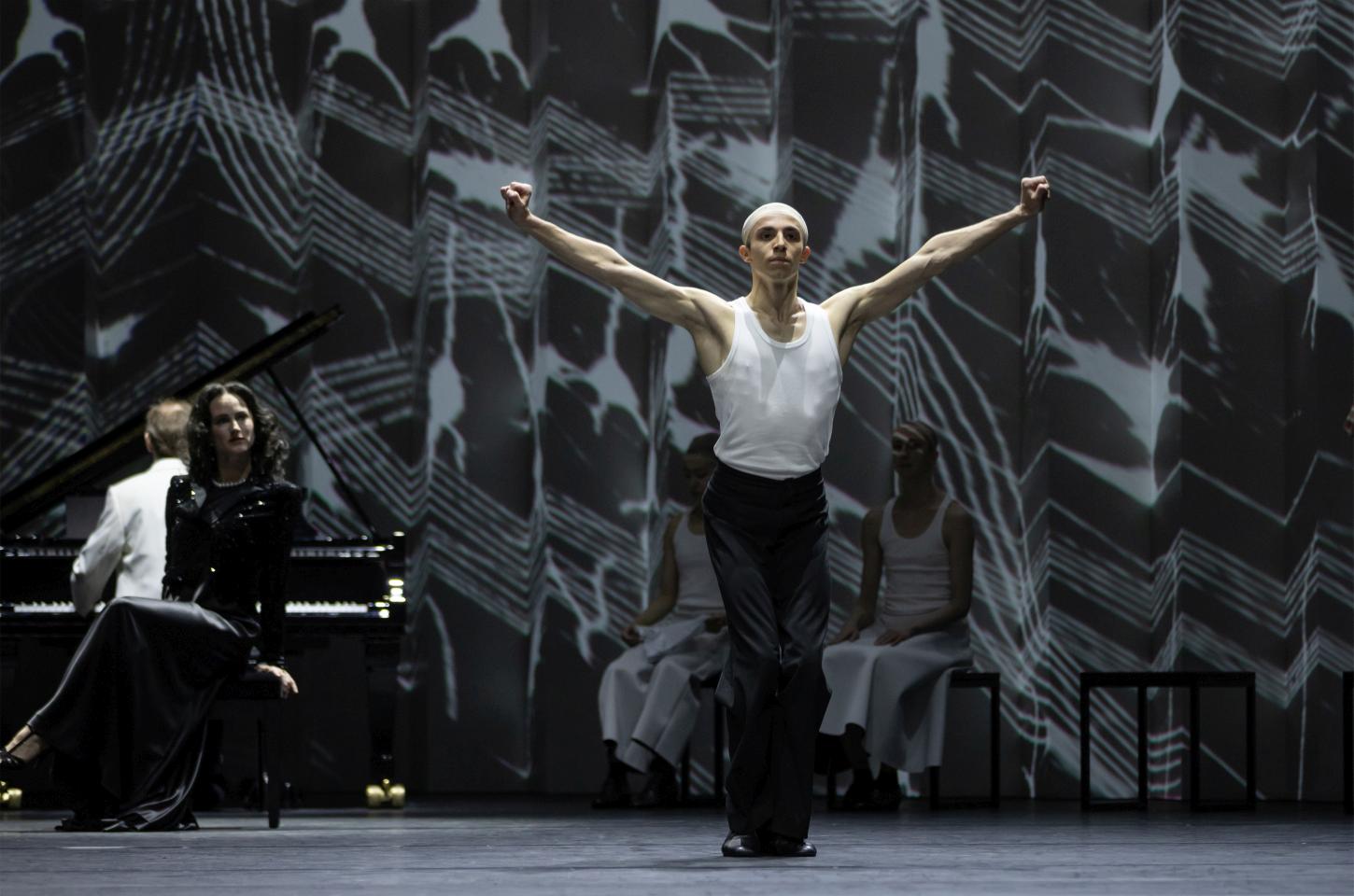 4. S.Williams, M.Huguet, G.Livingston, and ensemble “For Hedy” by M.Tankard, Ballet Zurich 2024 © G.Batardon