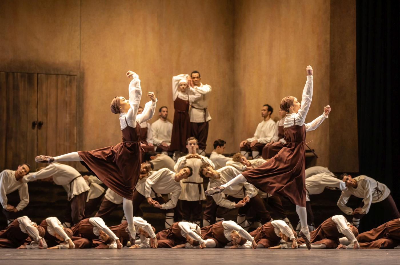 16. M.Pettingili, I.Bilash, and ensemble, “Les Noces” by B.Nijinska, Ballet Zurich 2024 © G.Batardon 