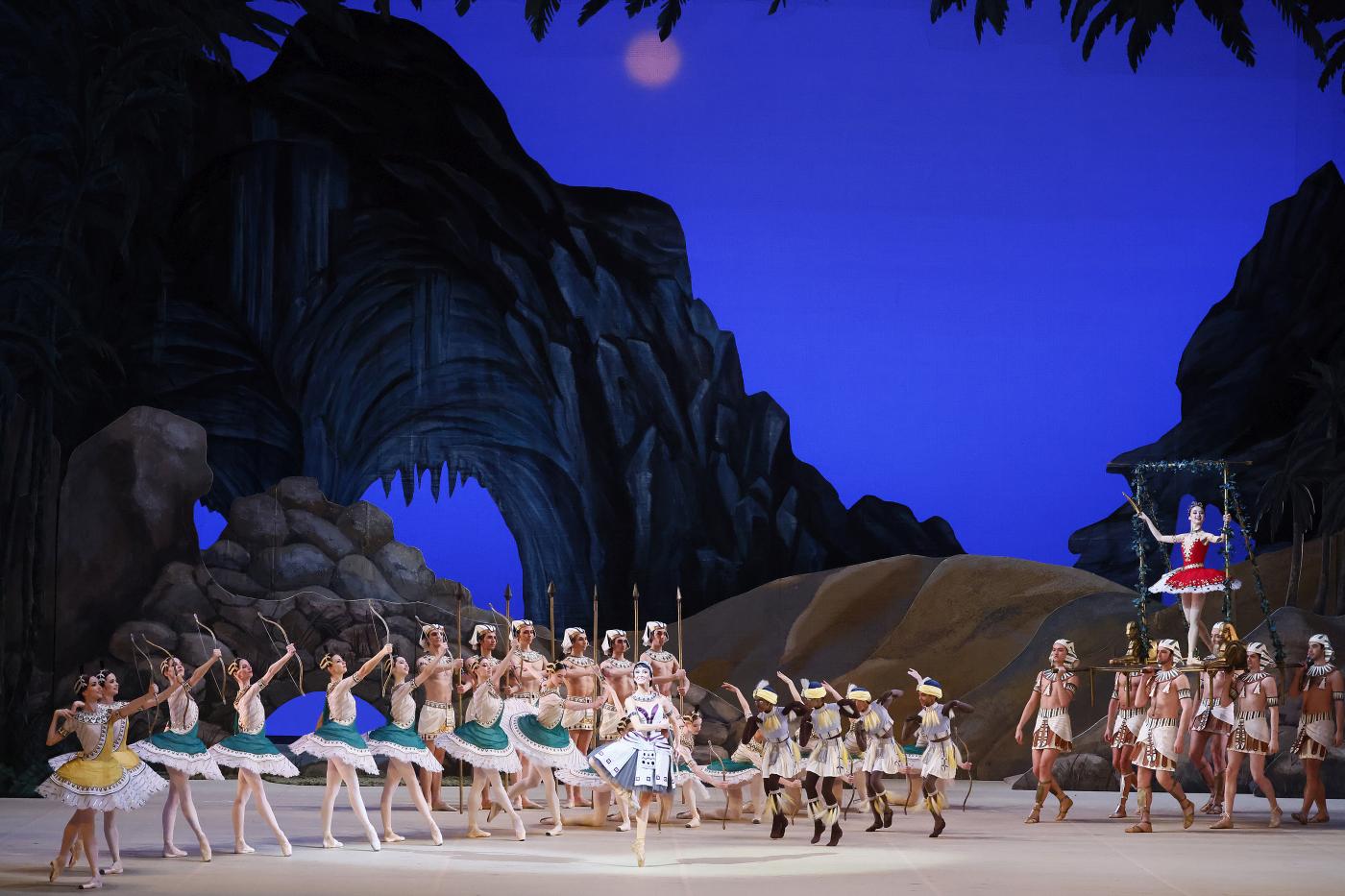 1. M.Mishina (Ramze), E.Kokoreva (Aspicia), and ensemble; “La Fille du Pharaon” by P.Lacotte, Bolshoi Ballet 2024 © Bolshoi Ballet / D.Yusupov 