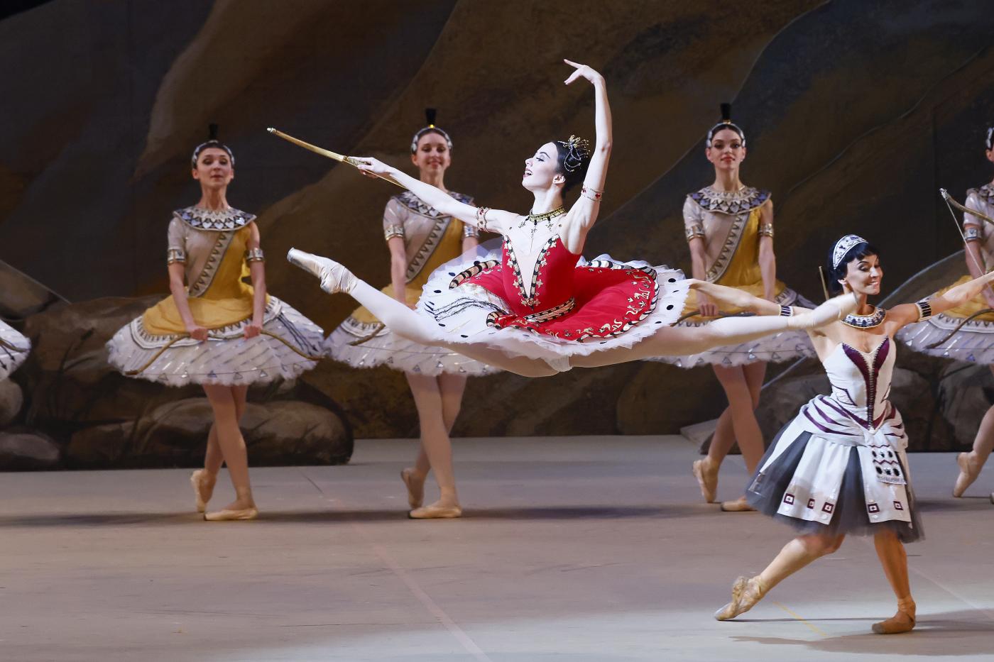 2. E.Kokoreva (Aspicia), M.Mishina (Ramze), and ensemble; “La Fille du Pharaon” by P.Lacotte, Bolshoi Ballet 2024 © Bolshoi Ballet / D.Yusupov 